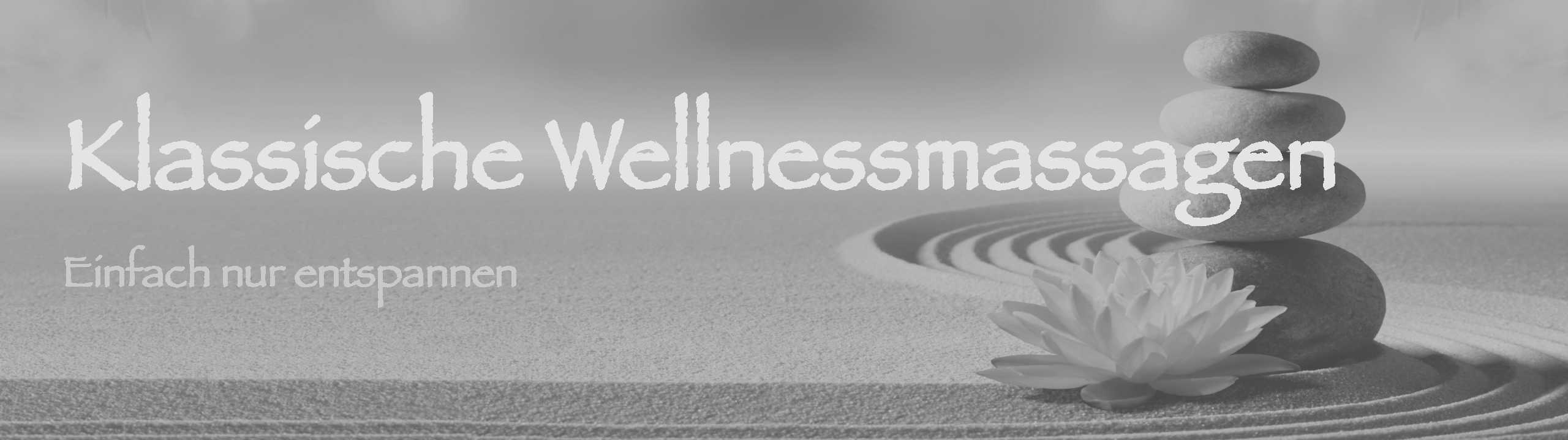 Spa-Steine und eine Lotusblüte auf sandigem Boden. Klassische Wellnessmassagen. Einfach nur entspannen.