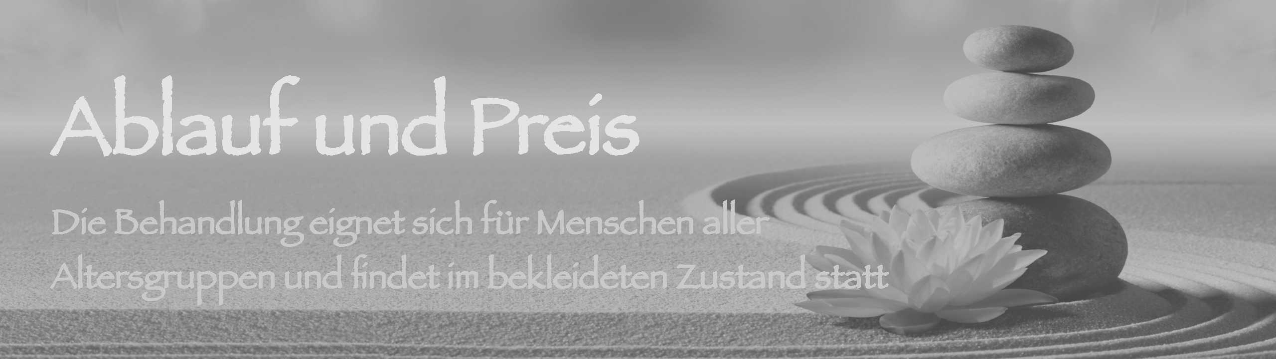 Spa-Steine und eine Lotusblüte auf sandigem Boden. Ablauf und Preis. Die Behandlung eignet sich für Menschen aller Altersgruppen und findet im bekleideten Zustand statt.