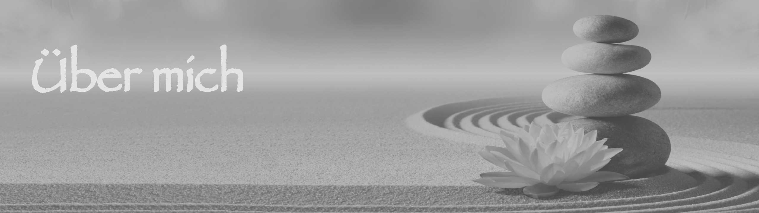 Spa-Steine und eine Lotusblüte auf sandigem Boden. Über mich.